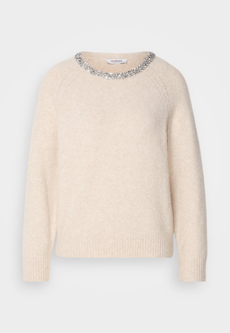 Licht beige trui met een ronde halslijn, versierd met een zilveren kraalcollier, geribbelde manchetten en zoom, gemaakt van een zachte, textuurrijke stof.