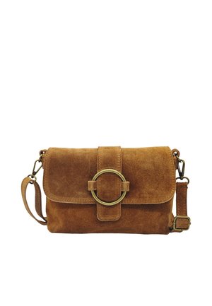 Sac bandoulière en daim marron avec rabat avant et grande boucle ronde en laiton, doté d’une sangle ajustable et de fermoirs en laiton.
