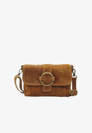Sac bandoulière en daim marron avec rabat avant et grande boucle ronde en laiton, doté d’une sangle ajustable et de fermoirs en laiton.