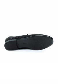 Scarpa flat nera con tomaia in tessuto testurizzato e suola in gomma con motivo a onda. Design minimalista senza embellissements.