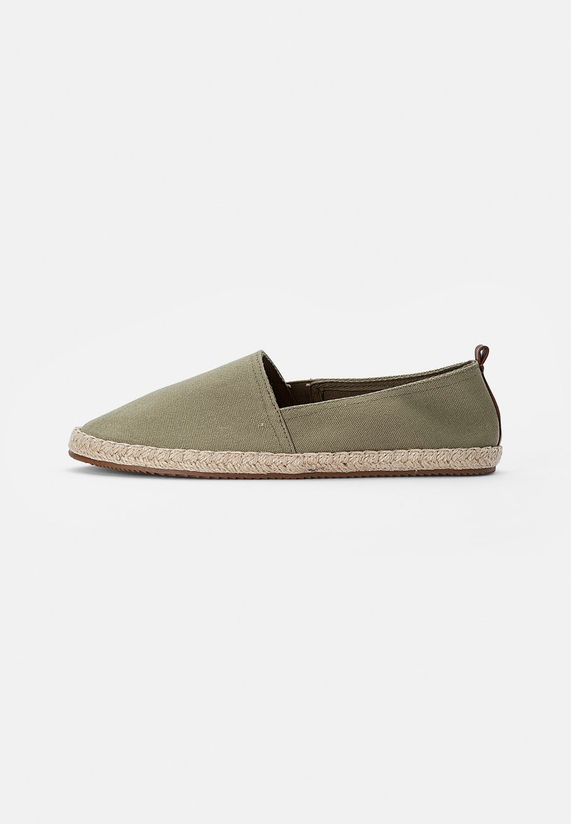 Espadrille en toile verte avec un design à enfiler, bout rond et semelle en corde de jute. Comprend une petite étiquette marron au talon.