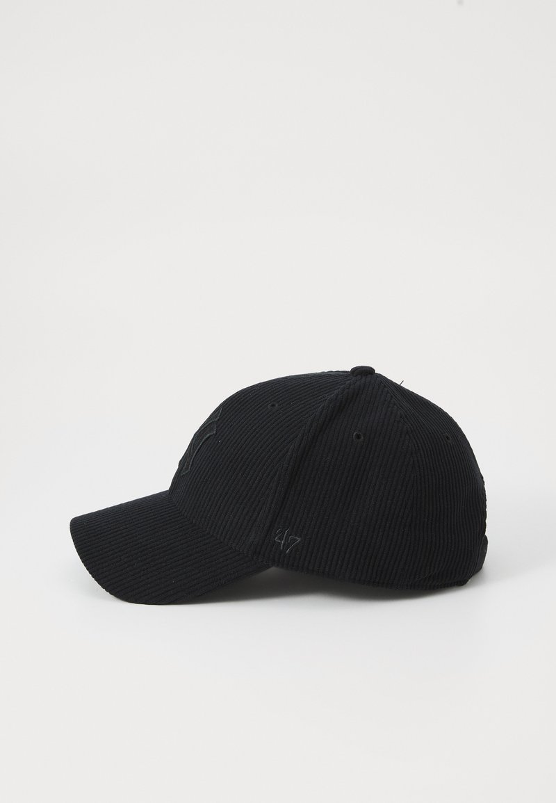 Zwarte corduroy baseball cap met een gebogen klep, voorzien van subtiele branding op de voorkant en een soepele textuur.