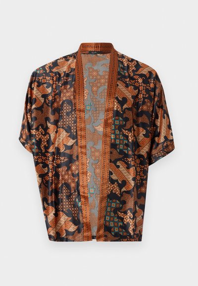Zwarte kimono met complexe oranje en teal patronen. Zijdeachtig materiaal, open voorkant, korte mouwen en een decoratieve randafwerking.