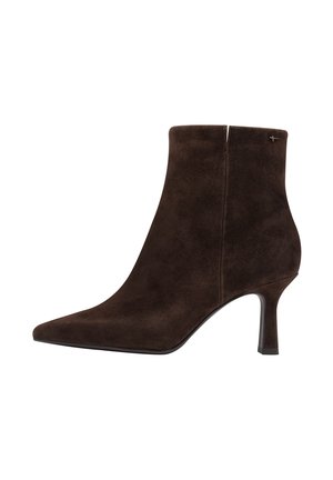 Brune ruskinds ankelstøvle med spids tå og 3-tommers stiletto hæl. Har lynlås bagpå og minimal branddetalje.