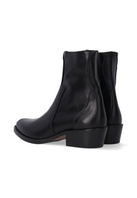 Černé kožené kotníkové boty s hladkou texturou, kulatou špičkou a nízkým stohovaným podpatkem. Mají boční elastické panely pro snadné obutí.