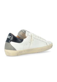 Baskets en cuir blanc avec des accents gris et marine, talon texturé et bout rond. Elles disposent d'un système de fermeture avec lacets et d'une semelle en caoutchouc texturée.