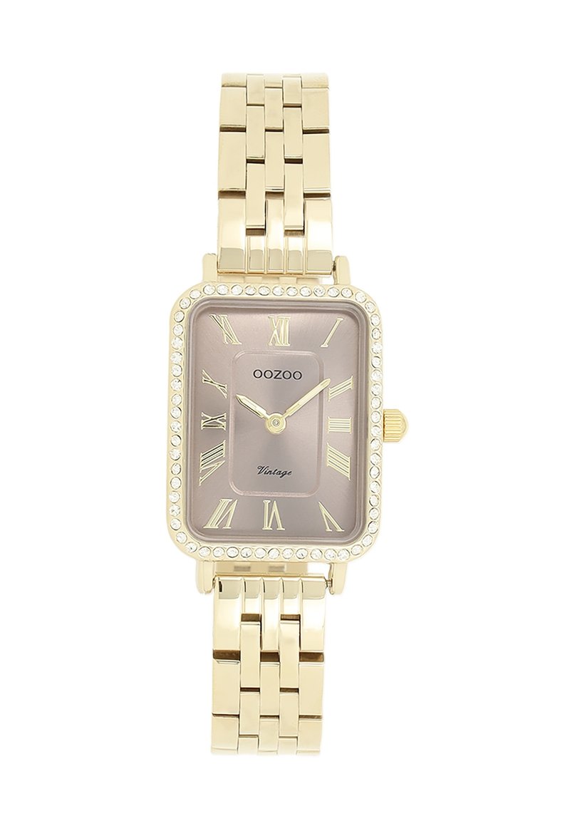 Montre rectangulaire dorée avec un cadran brun clair, des chiffres romains et des accents de strass. La conception du bracelet à maillons ajoute de la texture.