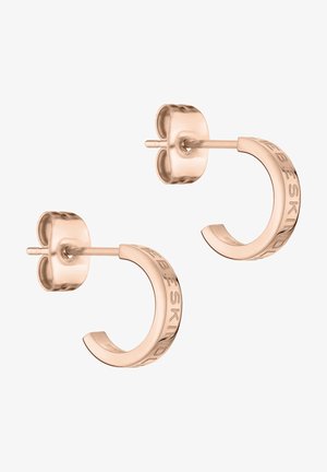 Boucles d'oreilles clous demi-anneau en or rose avec le texte gravé "ESKIND" visible sur la surface extérieure.