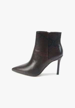 Bottine à bout pointu en cuir brun foncé avec un motif texturé en cuir de serpent, présentant un talon haut élancé et une silhouette épurée.