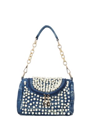 Blå denim håndtaske dekoreret med hvide perleperler, guldkæde håndtag og dobbelt lynlåse.