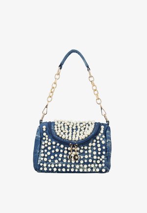 Blå denim håndtaske dekoreret med hvide perleperler, guldkæde håndtag og dobbelt lynlåse.