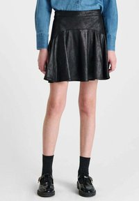 Zwarte nepleer flared rok met een strakke tailleband. De textuur is glad, met een naadloos ontwerp en een subtiele glans.