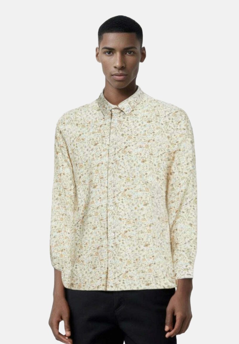 Camicia chiara con bottoni, caratterizzata da un motivo floreale, con maniche lunghe e colletto standard, realizzata in un tessuto morbido.