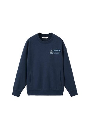 Marineblauwe crewneck sweatshirt met voorzakken en een kleine lichtblauwe waarschuwingsbord-graphic en tekst op de linkerkant van de borst.