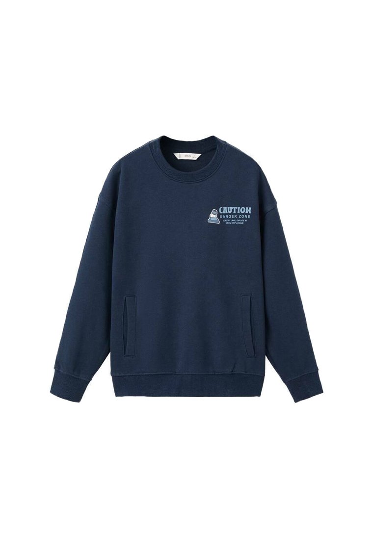 Námornícky modrý crewneck sveter s prednými vreckami a malou svetlomodrou grafickou značkou upozornenia a textom na ľavej hrudi.