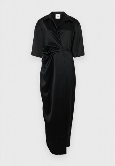 Vestido de cetim preto com gola, mangas curtas, detalhe de torção à frente e comprimento midi, apresentando uma textura suave e elegante.