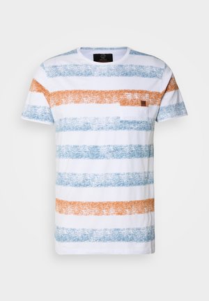 Weißes Kurzarm-T-Shirt mit kräftigen blauen und orangefarbenen horizontalen Streifen, einem strukturierten Stoff und einer kleinen Tasche auf der linken Brust.