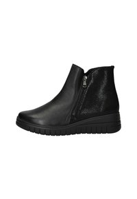 Bottines noires en cuir avec un panneau latéral textur�é noir, dotées d'une fermeture éclair sur le côté et d'une semelle en caoutchouc avec un motif de grip.
