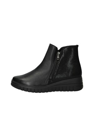 Bottines noires en cuir avec un panneau latéral texturé noir, dotées d'une fermeture éclair sur le côté et d'une semelle en caoutchouc avec un motif de grip.