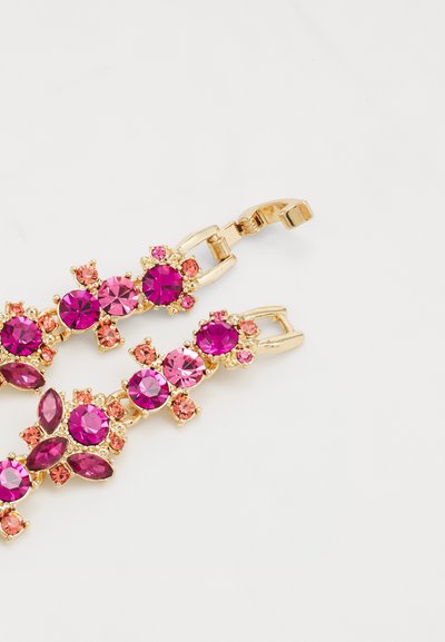 Orecchini dorati con gemme rosa e fucsia di forme diverse, con design floreali e un meccanismo di chiusura sicuro.