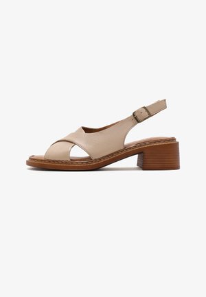 Beige leren slingback sandaal met open teen, verstelbare gesp, gestikte zool en lage houten blokhak.
