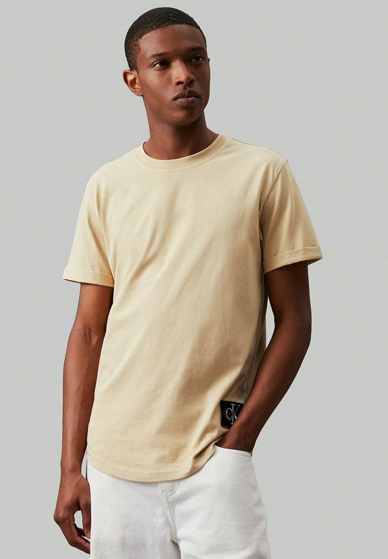 Calvin Klein Jeans BADGE TURN UP SLEEVE - Camiseta básica - pale khaki