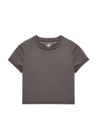 Czarny, krótki t-shirt wykonany z gładkiego materiału. Posiada okrągły dekolt oraz krótkie rękawy z czystymi, szytymi krawędziami.