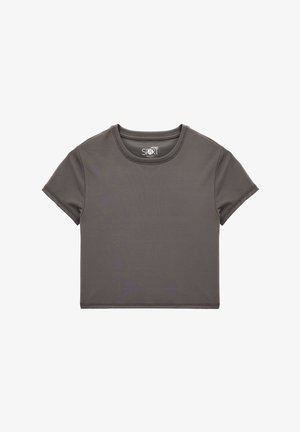 Czarny, krótki t-shirt wykonany z gładkiego materiału. Posiada okrągły dekolt oraz krótkie rękawy z czystymi, szytymi krawędziami.