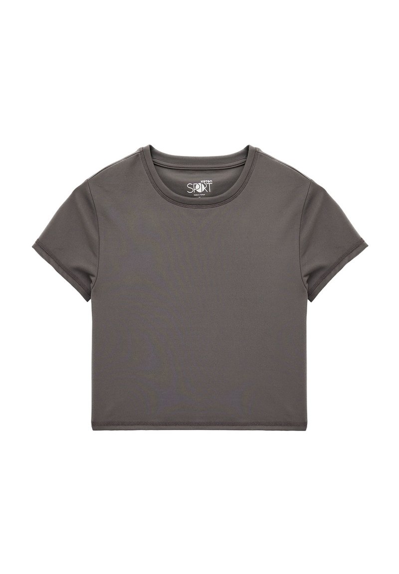 Czarny, krótki t-shirt wykonany z gładkiego materiału. Posiada okrągły dekolt oraz krótkie rękawy z czystymi, szytymi krawędziami.