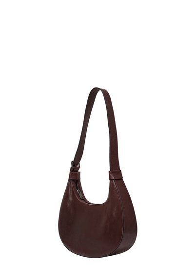 Borsa a spalla in pelle bordeaux con forma curvata, cintura unica e chiusura a zip. Texture liscia con minimi dettagli in metallo.