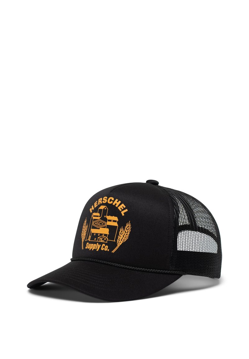 Gorra de camionero negra con paneles laterales de malla y una parte frontal estructurada. Presenta un logotipo gráfico naranja y acentos en color trigo en la parte delantera.