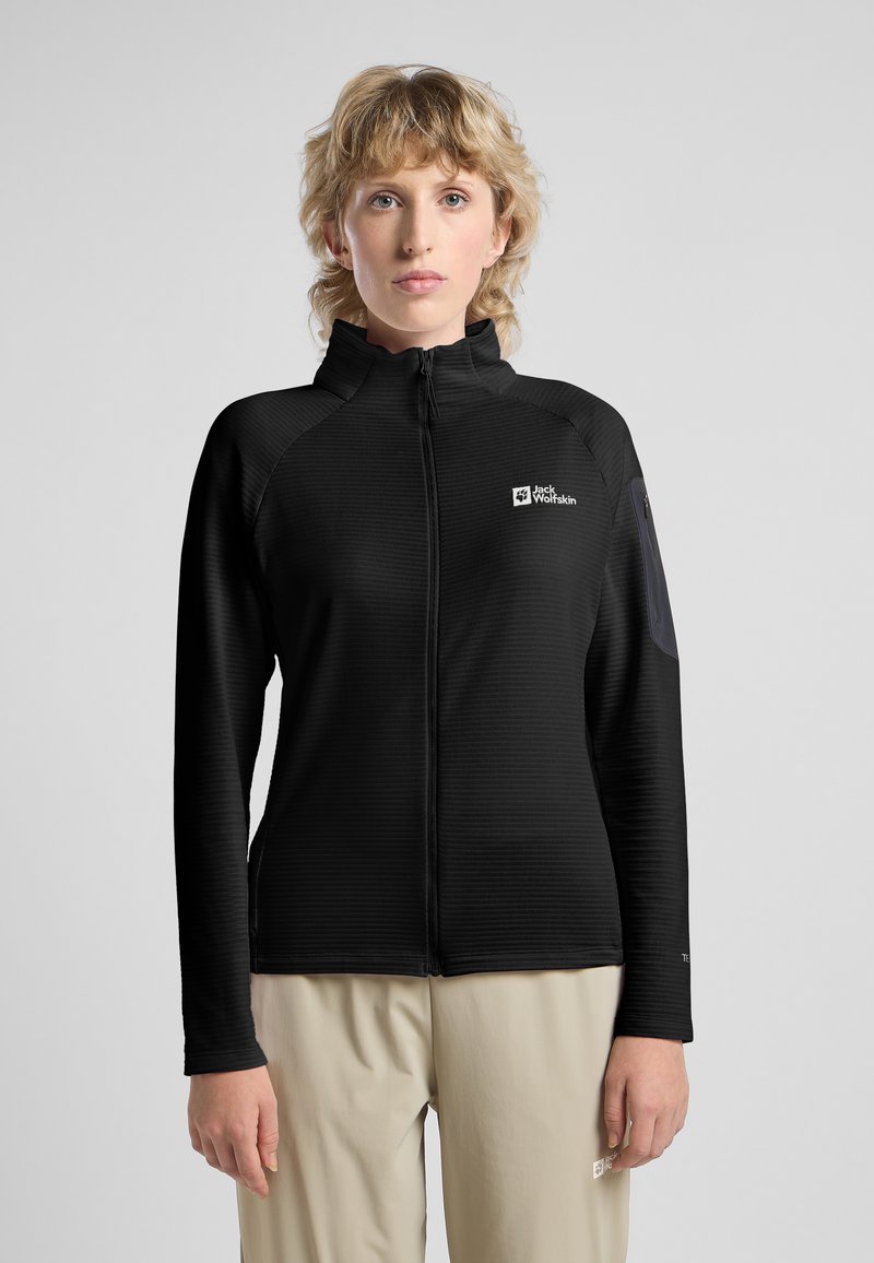 Zwarte zip-up jas van een textuurstof, met een opstaande kraag en logo op de borst. Lange mouwen en een getailleerd ontwerp.