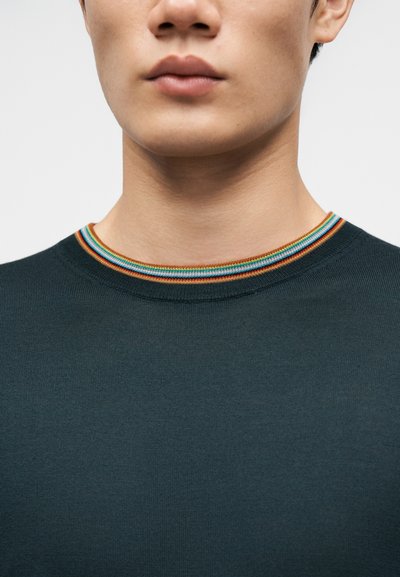 T-shirt à col rond vert foncé avec un col côtelé orné de rayures multicolores. Texture lisse, coupe ajustée.