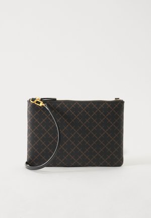 Petit sac clutch noir rectangulaire avec motif losanges marron, fermeture éclair dorée et bracelet détachable sur fond blanc.