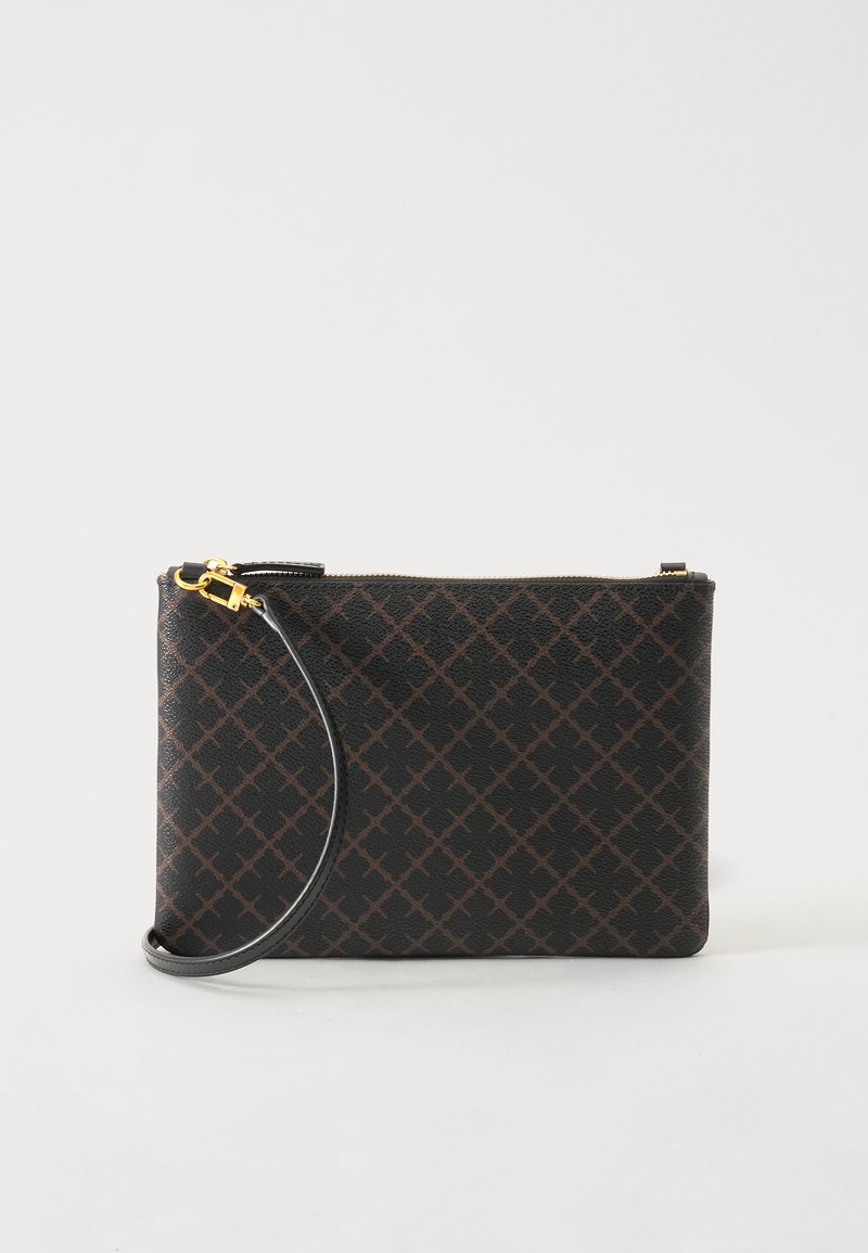Petit sac clutch noir rectangulaire avec motif losanges marron, fermeture éclair dorée et bracelet détachable sur fond blanc.