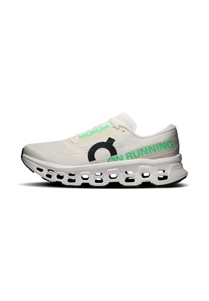 Biela bežecká obuv s čiernym a zeleným logom "On Running", s hrubou, vetranou podrážkou a bielymi šnúrkami, zobrazená z profilu.