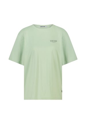 Lichtgroen T-shirt met korte mouwen en een ronde hals, kleine "SURF SHOP" print op de linkerborst en "AMERICA TODAY" label aan de binnenkant van de kraag.