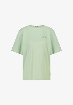 T-shirt vert clair à manches courtes avec col rond, petit imprimé "SURF SHOP" sur la poitrine gauche, et étiquette "AMERICA TODAY" à l'intérieur du col.
