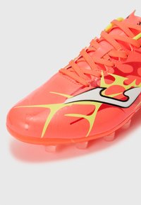 Scarpa da calcio arancione brillante con accenti gialli, realizzata in materiale lucido, dotata di una superficie testurizzata e un design del logo distintivo.