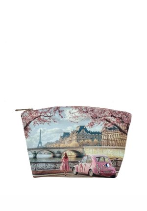 Borsa per cosmetici con il disegno di una donna in abito rosa accanto a un'auto rosa vicino a un fiume, un ponte e la Torre Eiffel sotto i fiori di ciliegio rosa.