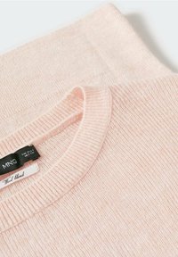 Hellrosa Pullover aus Wollmischung mit geripptem Rundhalsausschnitt. Weiche Textur und glattes Strickmuster, mit Markenschild an der Seite.