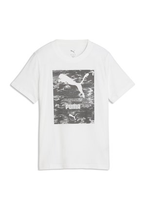 Hvid T-shirt med korte ærmer med et sort-hvidt Puma-logo placeret midt på brystet, med en springende puma og tekstlige detaljer.
