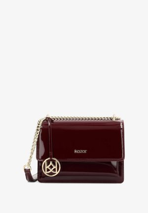 Burgundská lakovaná kožená kabelka so zlatým reťazovým popruhom, ktorá obsahuje prívesok s logom a klopový uzáver. Hladký textúr a štruktúrovaný dizajn.