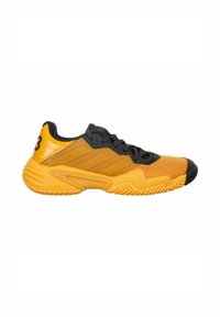 Scarpa da ginnastica gialla e nera con materiali in rete e sintetici, dalla forma angolare, caratterizzata da tre strisce e suola tessurizzata per una migliore aderenza.