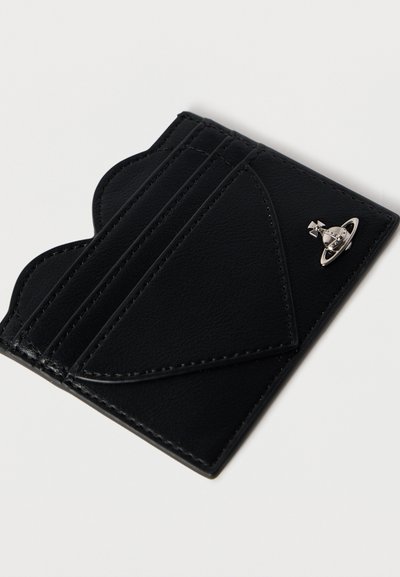 Μαύρο δερμάτινο πορτοφόλι για κάρτες με πολλαπλές θήκες, κυματιστές άκρες και ασημένια λεπτομέρεια με θεματικό διακοσμητικό πλανήτη. Λείο υλικό με ραφές.