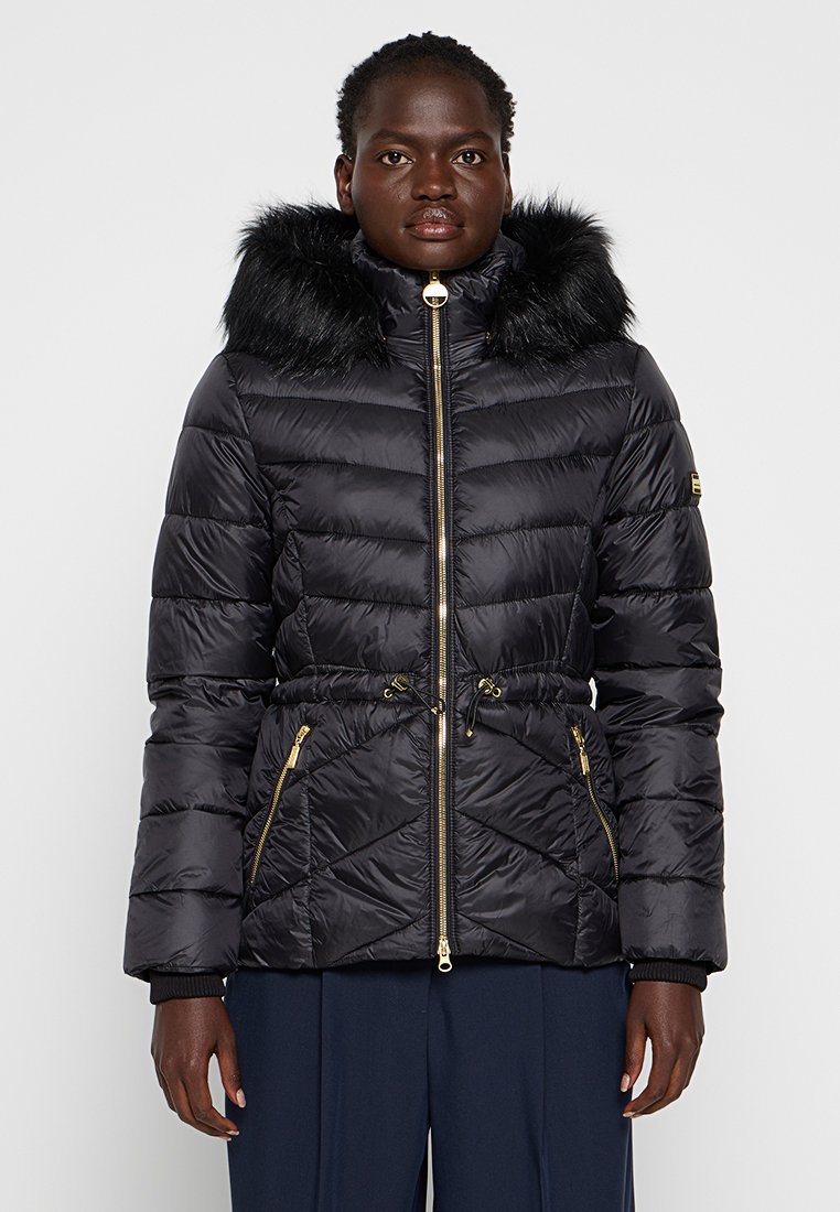 Schwarze Pufferjacke mit einer Kapuze aus Kunstfell, Reißverschluss vorne, elastischer Taille und goldenen Akzenten. Verfügt über ein gestepptes Design und zwei Reißverschlusstaschen.