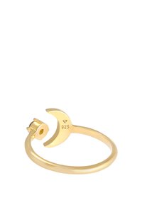 Goldplattierter Ring mit einem Design in Form einer Halbmonds, mit einem glatten Band und einem kleinen Edelsteinbesatz, gekennzeichnet mit "925" für den Silbergehalt.