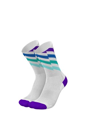 Weiße Sportsocken mit violetten Zehen und Fersen, die diagonale Blitzmuster in Lila, Blau, Türkis und Hellblau an den Bündchen aufweisen.