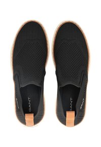 Schwarze Slipper aus gewebtem Obermaterial, mit strukturiertem Muster, Gummisohle und kleinen Akzenten aus hellbraunem Leder an der Ferse.