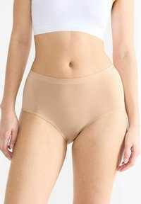 Beige Baumwollmischung hohe Taillenunterwäsche mit glatter Textur und breitem elastischem Bund. Hat keine sichtbaren Nähte für eine nahtlose Optik.